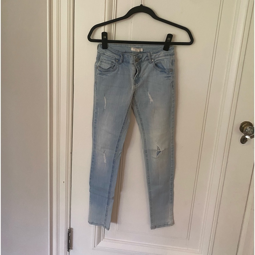 Forever 21 Distressed Light Wash Skinny Jeans Size 24